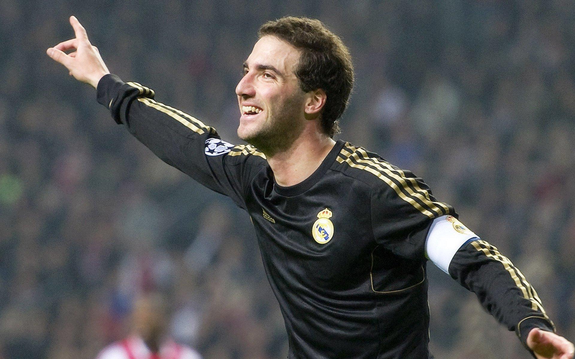 队报，多纳鲁马英超赛场连演神迹，巴黎球迷为门神之光欢呼雀跃